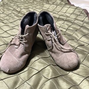 Toms Wedge Heel Lace Up Round Toe Suede Aztec lined Booties